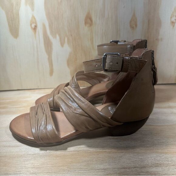 Miz Mooz Cassie Tan Strappy Sandals Women’s Size 7.5 - Picture 1 of 8